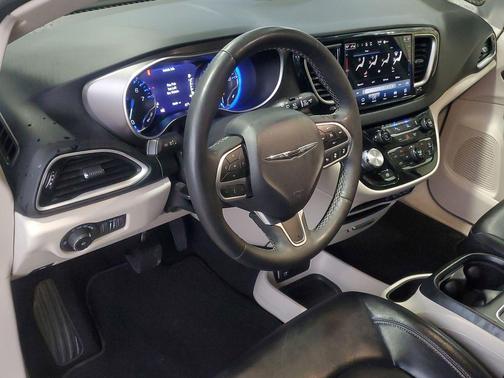Brilliant Black Crystal Pearlcoat 2023 Chrysler Pacifica Touring-L