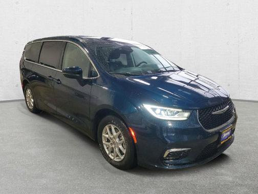 Brilliant Black Crystal Pearlcoat 2023 Chrysler Pacifica Touring-L