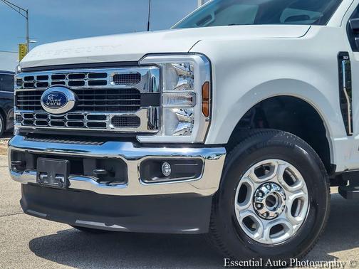 Oxford White 2025 Ford F-250 XLT