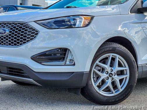 White 2023 Ford Edge SEL