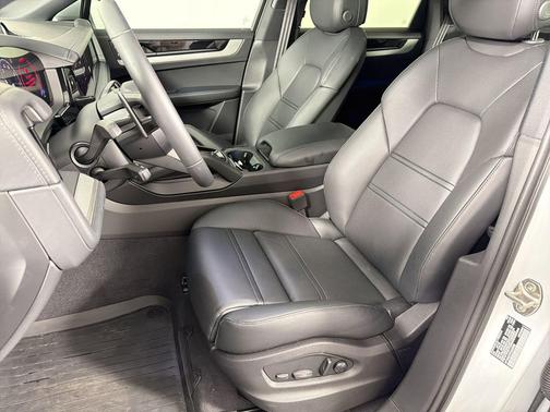 Carrara White Metallic 2026 Porsche Cayenne Cayenne