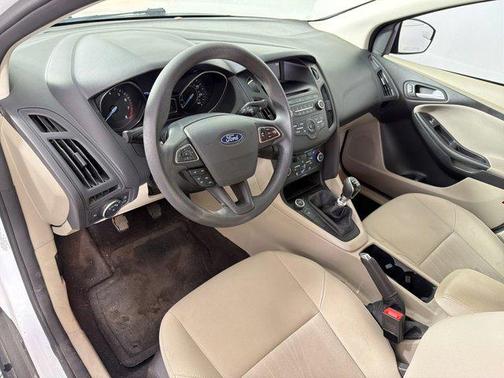 Oxford White 2017 Ford Focus SE