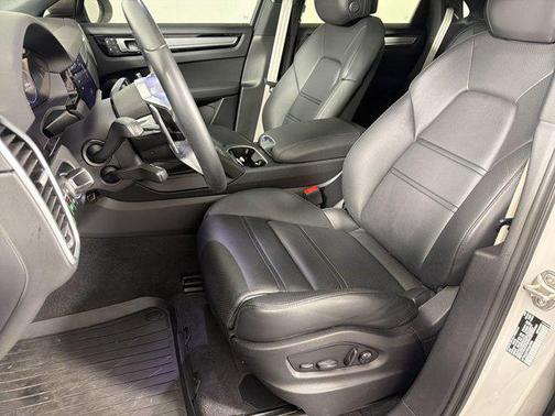 Chalk 2023 Porsche Cayenne Platinum Edition