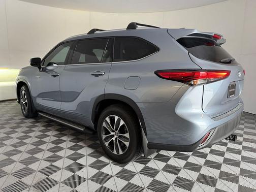 Moon Dust 2021 Toyota Highlander Hybrid XLE