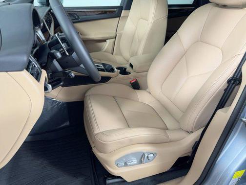 Dolomite Silver Metallic 2026 Porsche Macan Macan