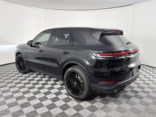 Chromite Black Metallic 2026 Porsche Cayenne S