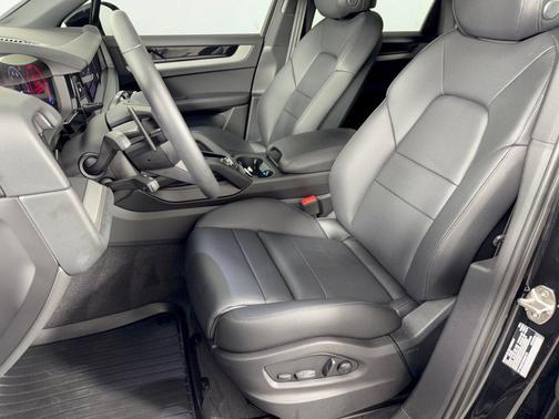Chromite Black Metallic 2026 Porsche Cayenne Cayenne