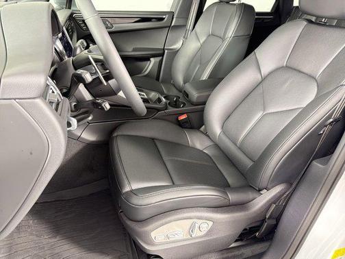 Carrara White Metallic 2026 Porsche Macan Macan