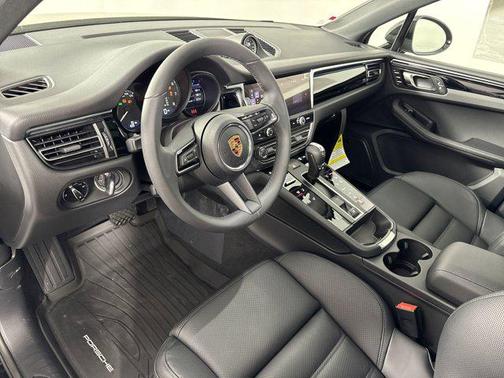 2025 Porsche Macan AWD