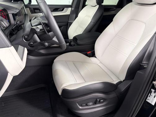 Chromite Black Metallic 2026 Porsche Cayenne S