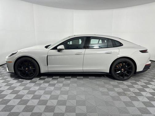 2025 Porsche Panamera 4