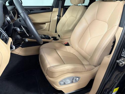 Volcano Grey Metallic 2026 Porsche Macan Macan