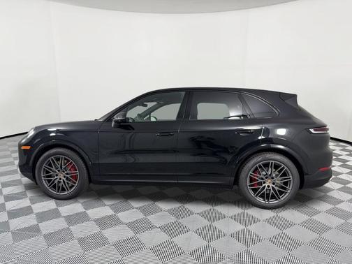 Chromite Black Metallic 2026 Porsche Cayenne S