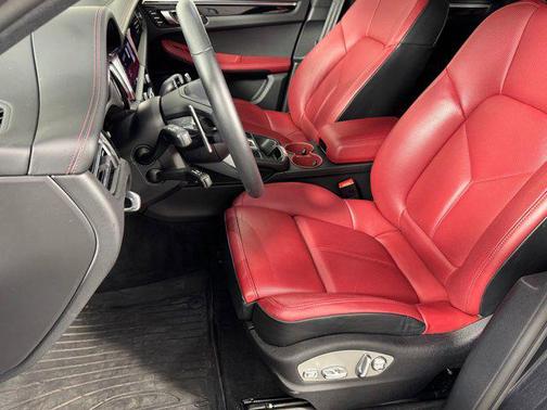 2025 Porsche Macan AWD