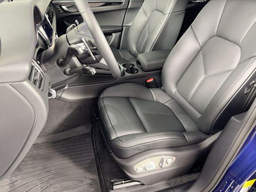 Gentian Blue Metallic 2026 Porsche Macan Macan