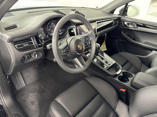 2025 Porsche Macan AWD