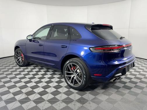 Gentian Blue Metallic 2026 Porsche Macan Macan