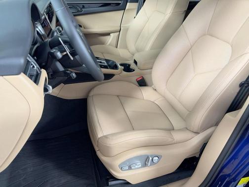 Gentian Blue Metallic 2026 Porsche Macan Macan