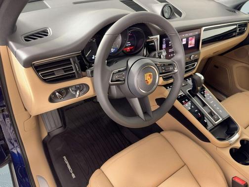 Gentian Blue Metallic 2026 Porsche Macan Macan