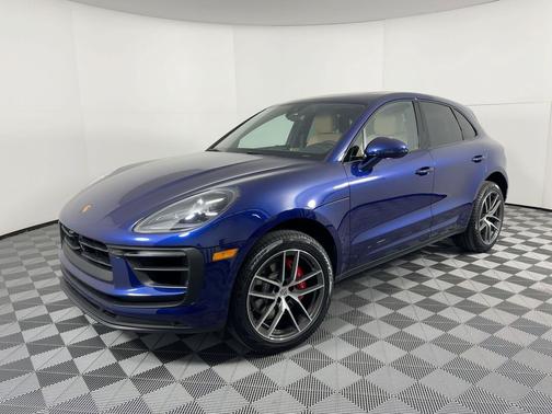 Gentian Blue Metallic 2026 Porsche Macan Macan