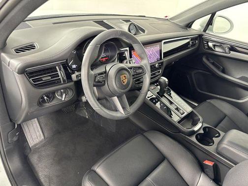 2025 Porsche Macan AWD