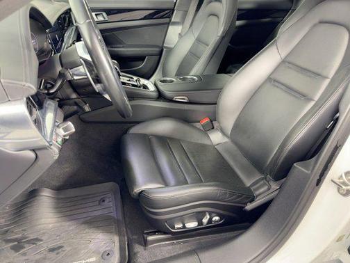 2017 Porsche Panamera 4