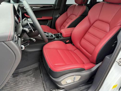 Carrara White Metallic 2026 Porsche Macan T