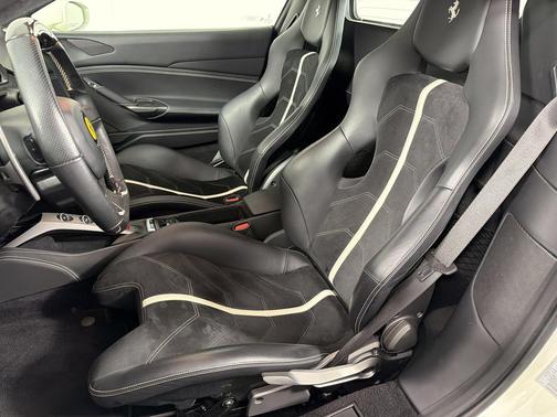 Bianco Avus 2017 Ferrari 488 Spider Base