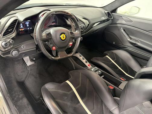 Bianco Avus 2017 Ferrari 488 Spider Base