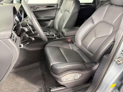 Dolomite Silver Metallic 2026 Porsche Macan Macan