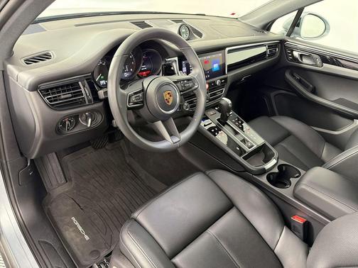 Dolomite Silver Metallic 2026 Porsche Macan Macan