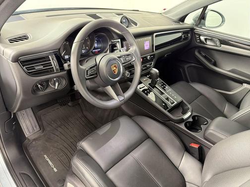 Dolomite Silver Metallic 2026 Porsche Macan Macan