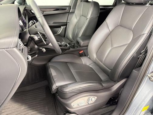 Dolomite Silver Metallic 2026 Porsche Macan Macan
