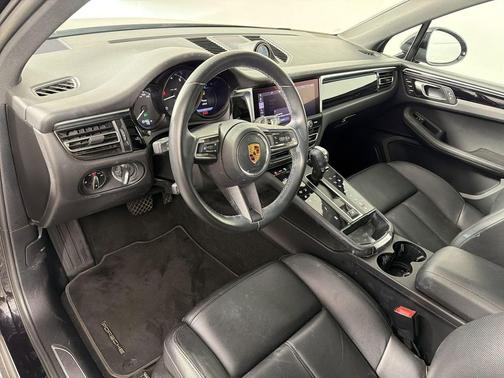 Jet Black Metallic 2023 Porsche Macan Macan
