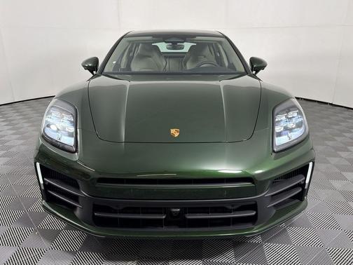 Oak Green Metallic Neo 2026 Porsche Panamera 4