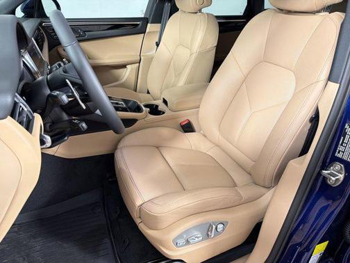 Gentian Blue Metallic 2026 Porsche Macan Macan
