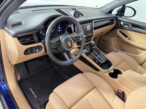 Gentian Blue Metallic 2026 Porsche Macan Macan