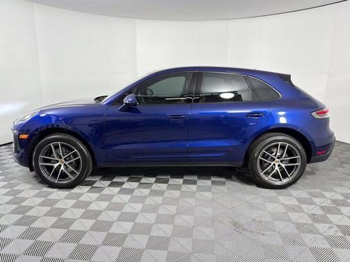 Gentian Blue Metallic 2026 Porsche Macan Macan