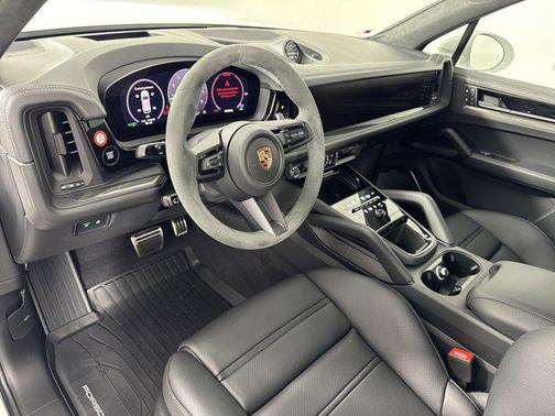 2025 Porsche Cayenne GTS