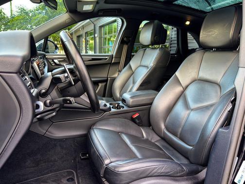 Jet Black Metallic 2024 Porsche Macan Macan