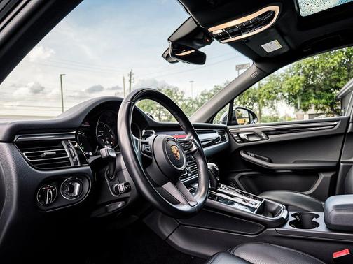Jet Black Metallic 2024 Porsche Macan Macan