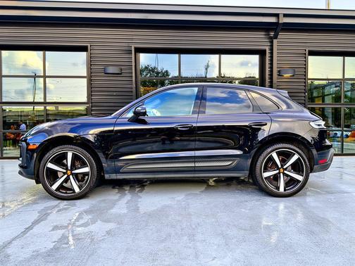 Jet Black Metallic 2024 Porsche Macan Macan