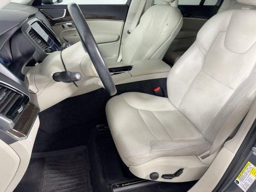 2017 Volvo XC90 T6 Momentum
