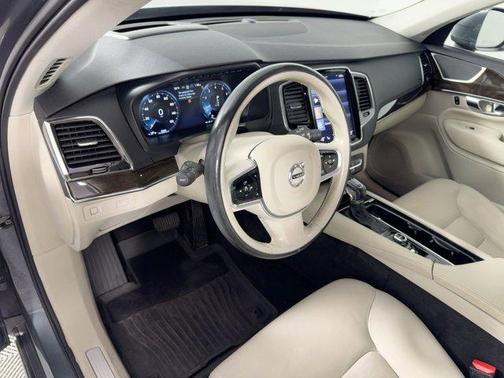 2017 Volvo XC90 T6 Momentum