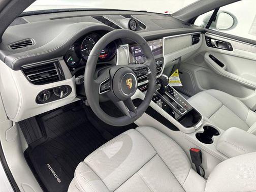 2025 Porsche Macan AWD