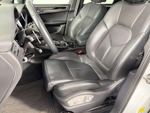 Carrara White Metallic 2022 Porsche Macan Macan