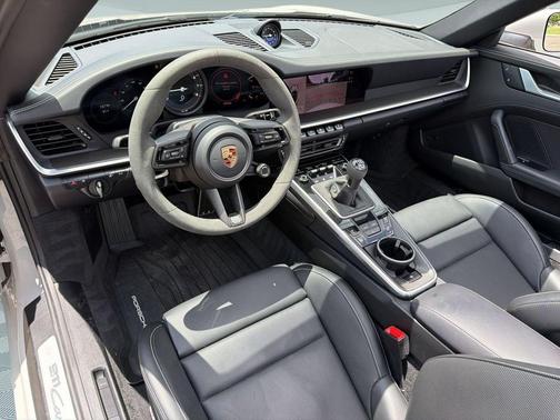 Chalk 2024 Porsche 911 Carrera 4S Cabriolet