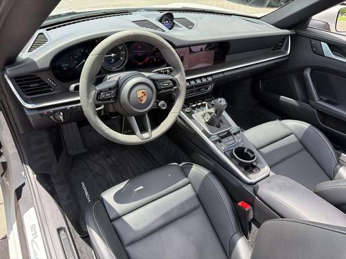 Chalk 2024 Porsche 911 Carrera 4S Cabriolet