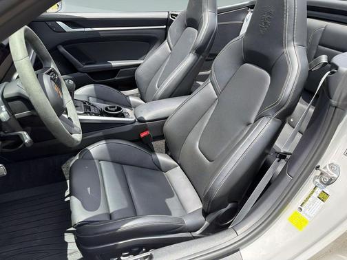 Chalk 2024 Porsche 911 Carrera 4S Cabriolet