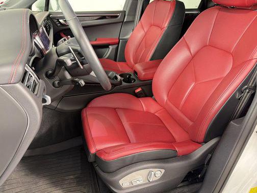 2025 Porsche Macan AWD